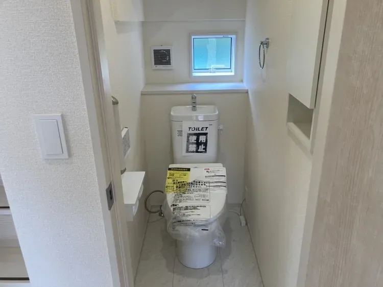 【トイレ/1号棟】窓付きで明るく快適なトイレです♪