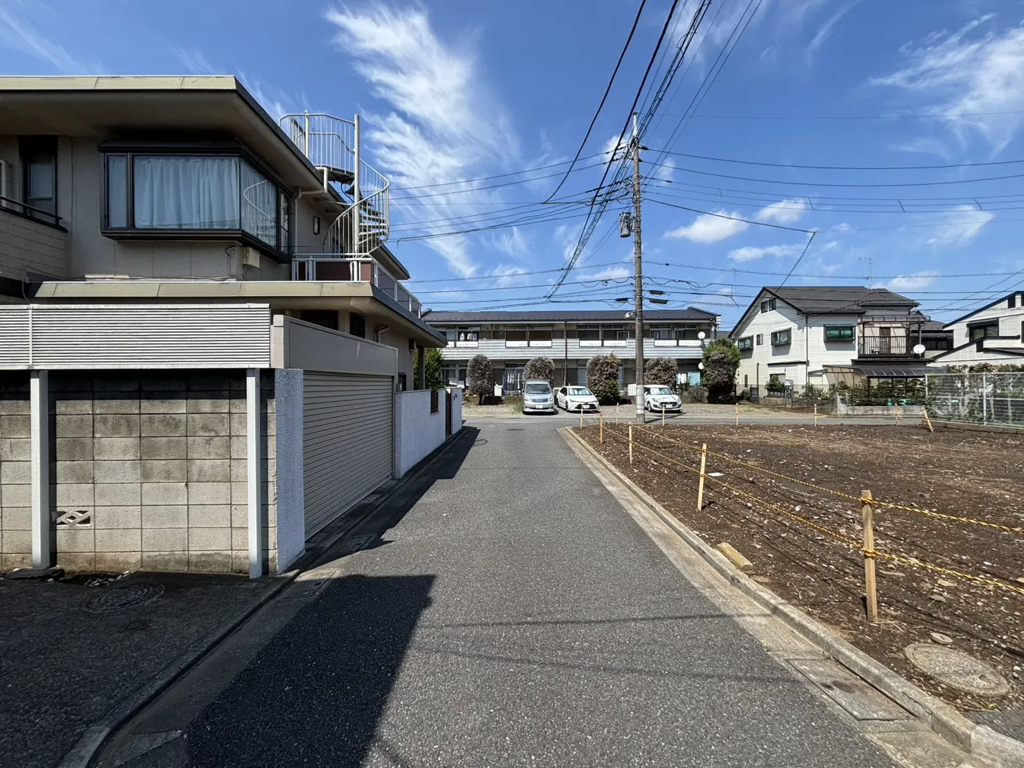 北側から見た西側前面道路