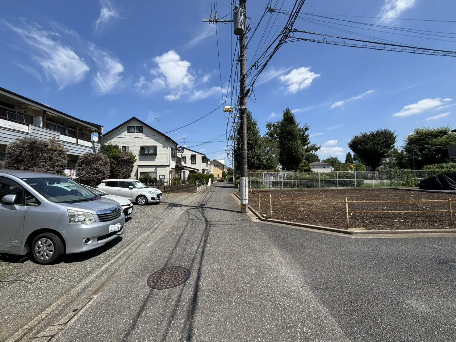 西側から見た北側前面道路