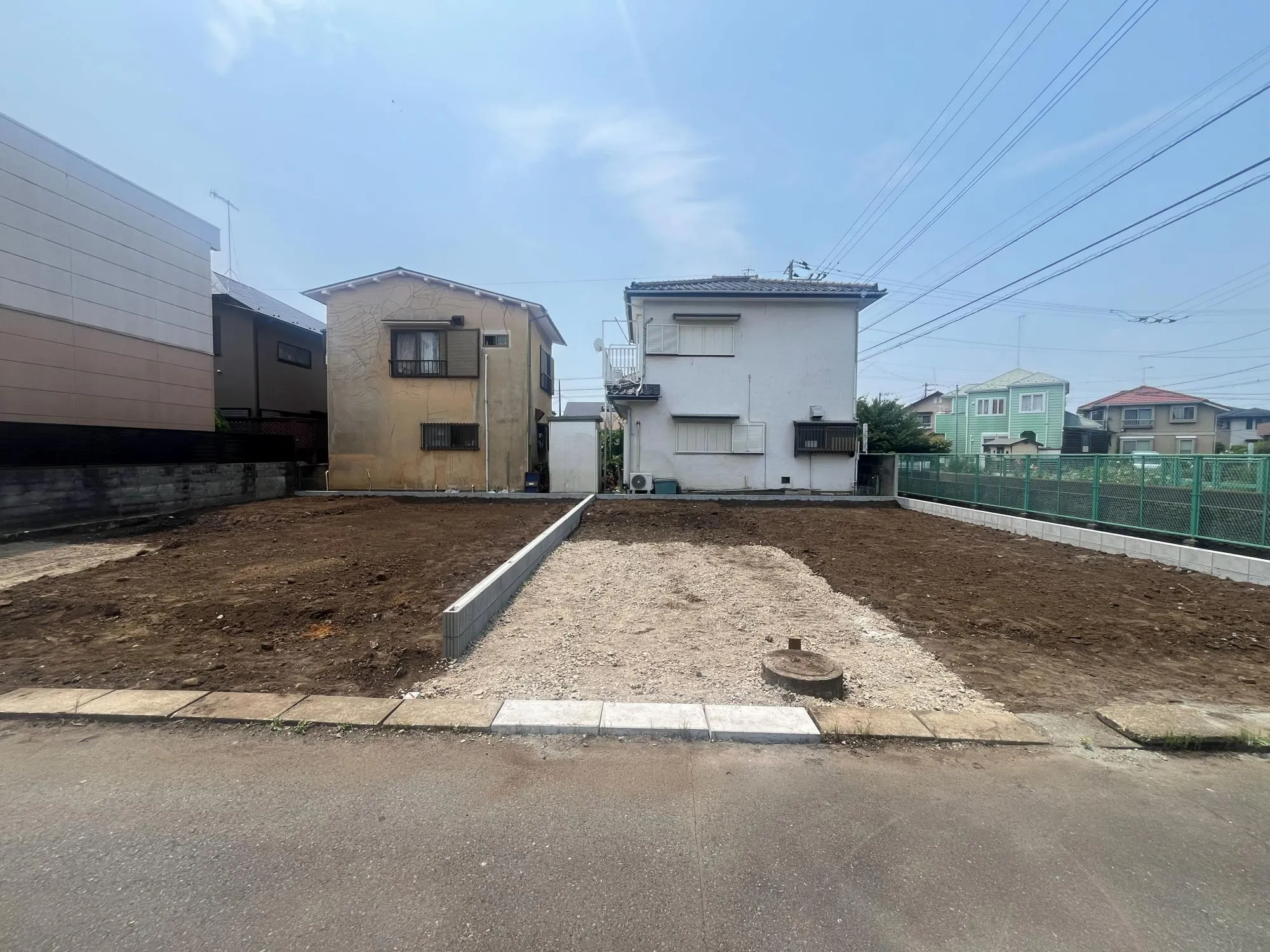 前面道路は車の通り抜けが出来ないので
駐車もらくらくです。