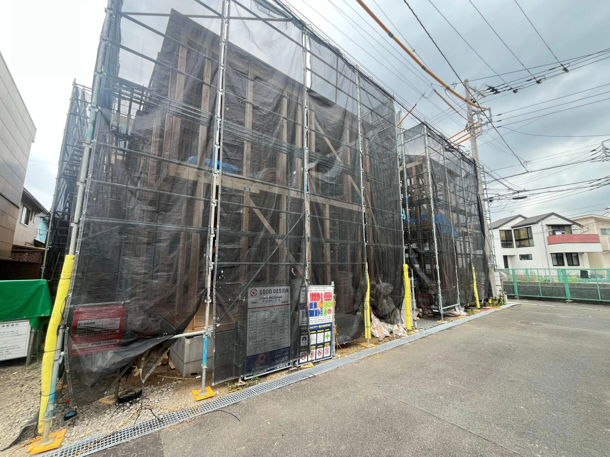 前面道路は高低差がなく駐車もしやすいです。