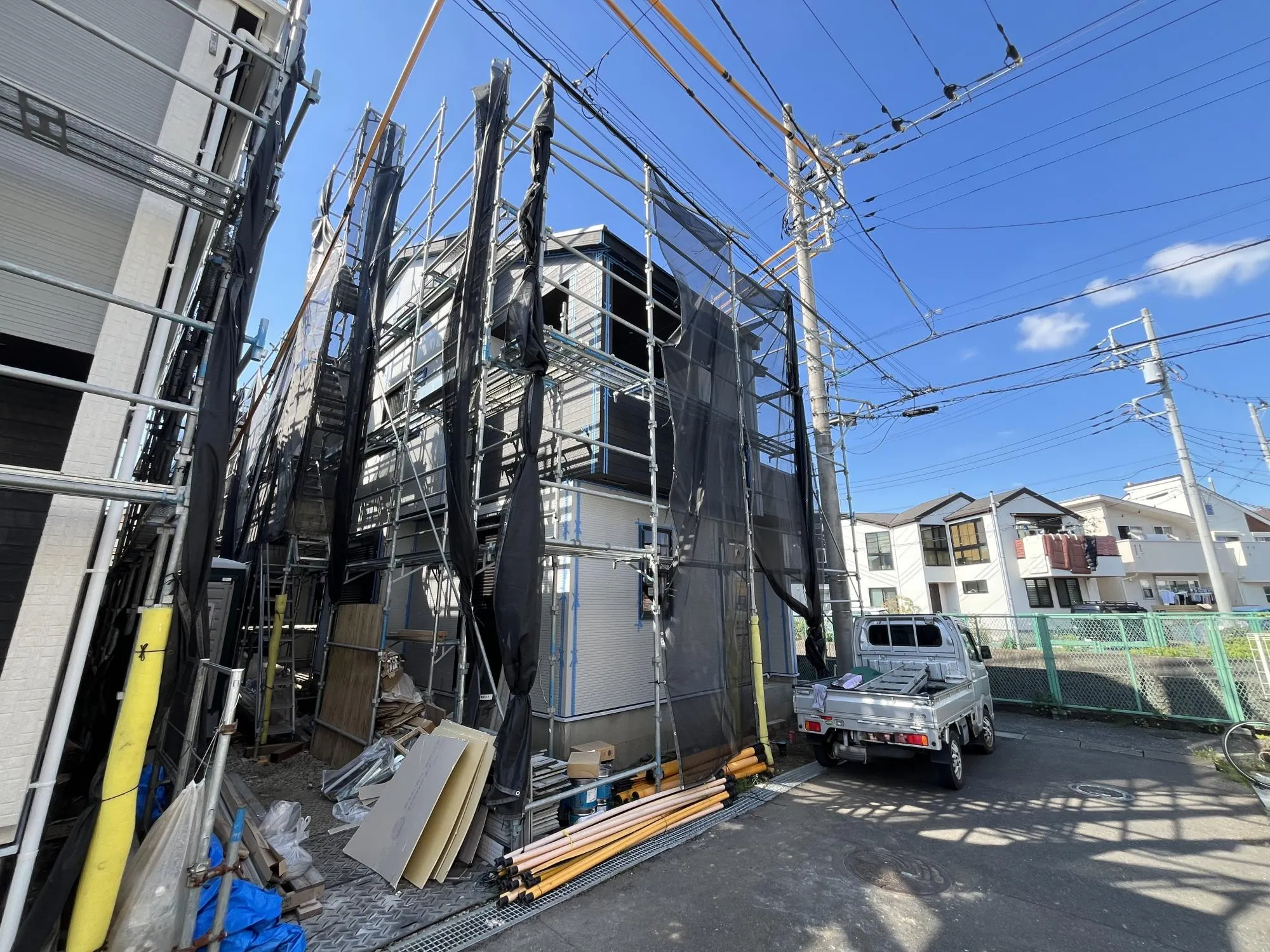 前面道路は高低差がなく駐車もしやすいです。