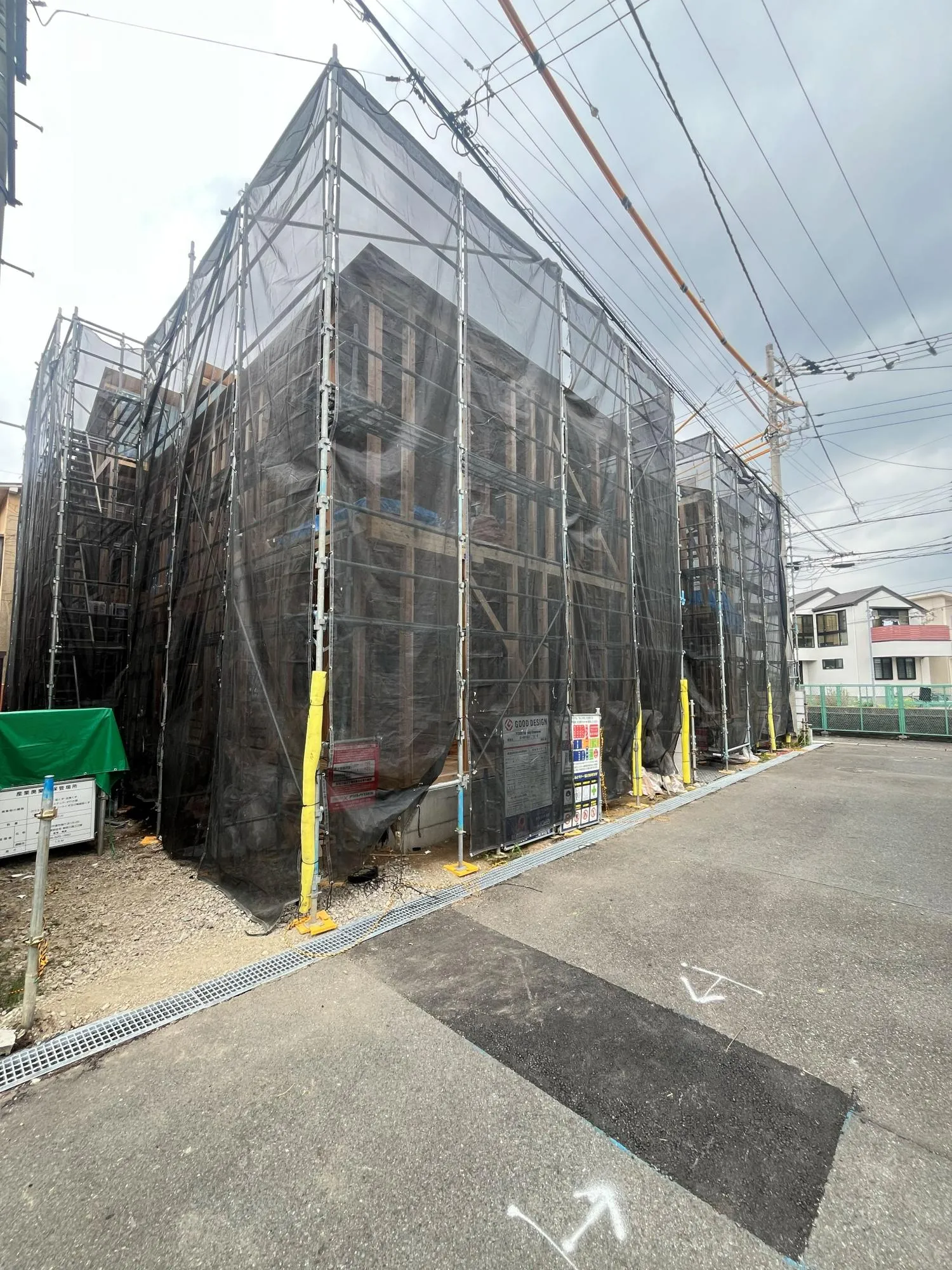 前面道路は車の通り抜けが出来ないので駐車もらくらくです。