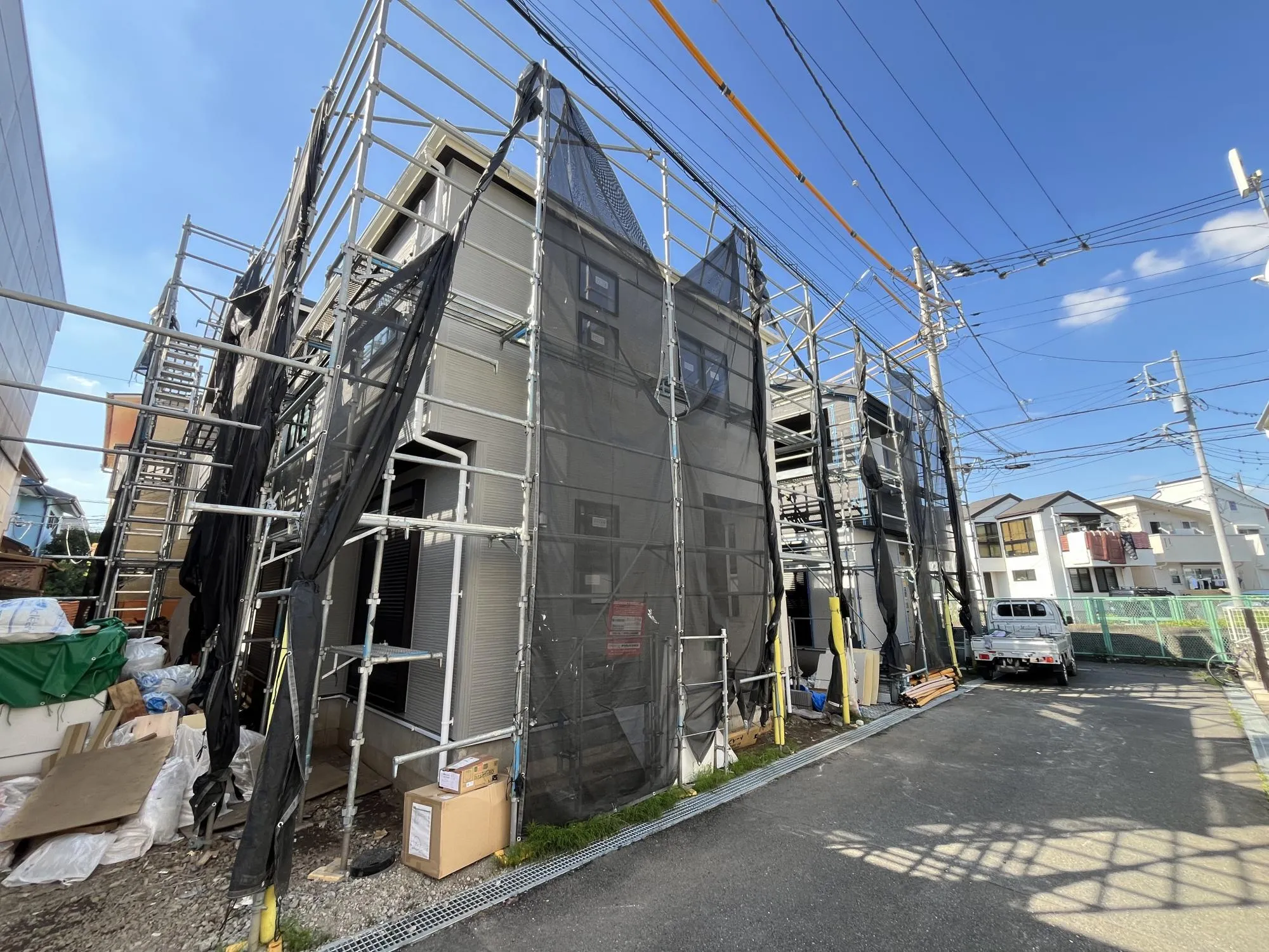 前面道路は車の通り抜けが出来ないので駐車もらくらくです。