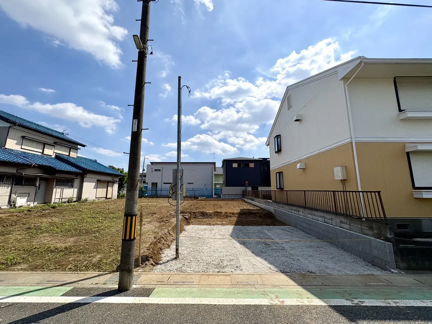 【外観写真】土地面積約135㎡超のゆとりある敷地。第一種低層住居専用地域内につき、穏やかな街並みが広がります