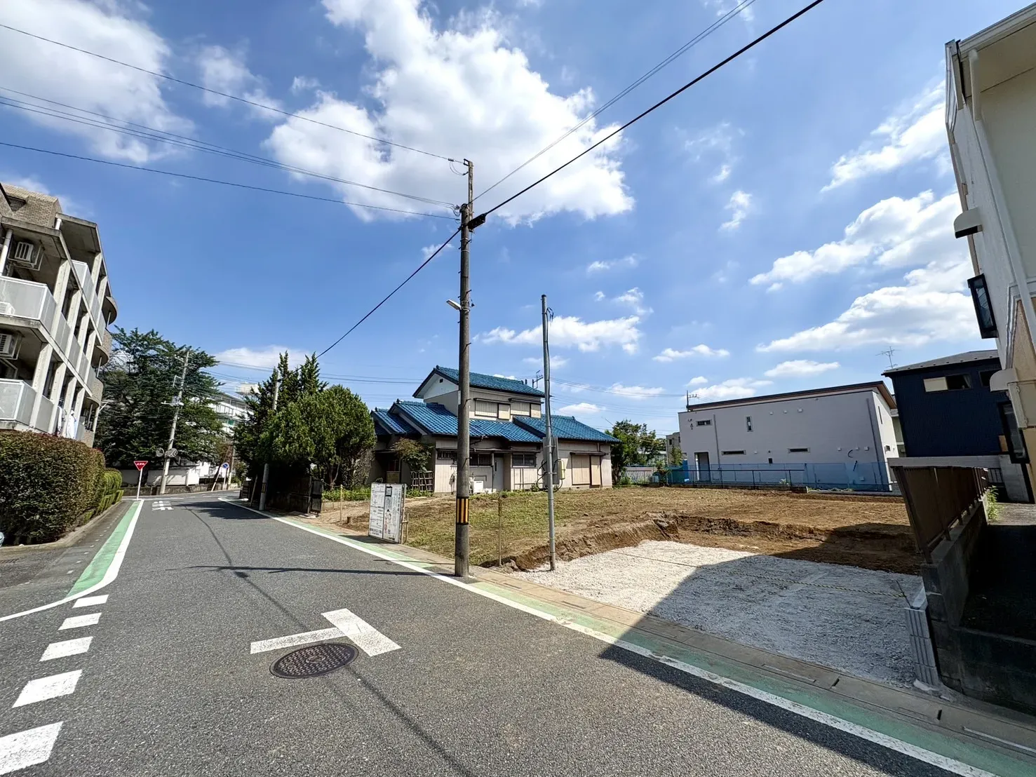 【外観写真】ペニンシュラキッチンを採用した開放的なLDK。リビング全体を見渡せるため、ご家族との会話も自然と弾みます。