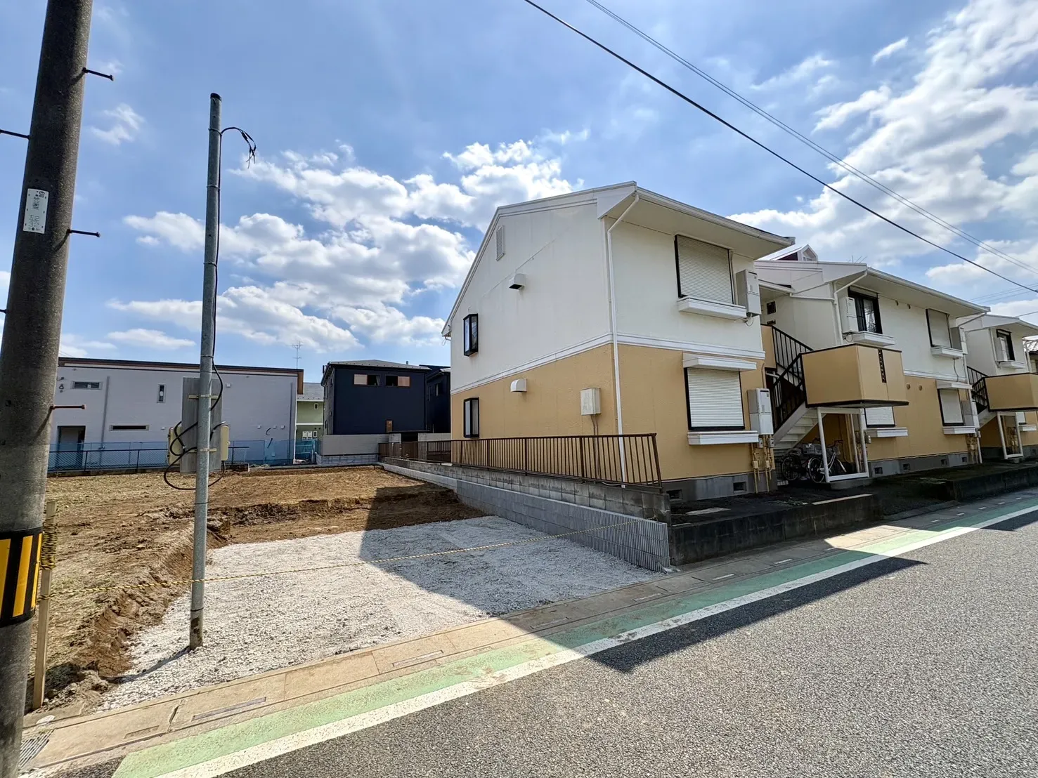 【外観写真】耐震等級3(最高等級)取得予定。制震ダンパー・太陽光パネル・宅配ボックスを標準装備した、安心と快適を備えた住まいです。
