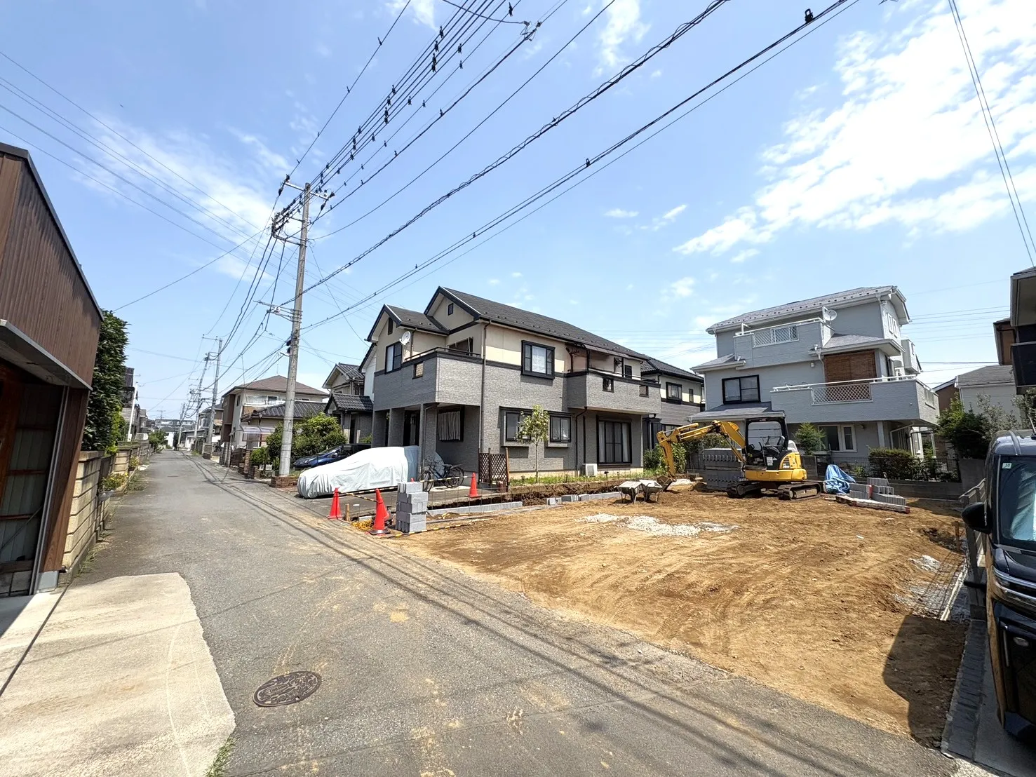 【外観写真】南西側道路に面した陽当たり良好な立地。明るい陽光が差し込む、心地よい住環境が魅力です。
