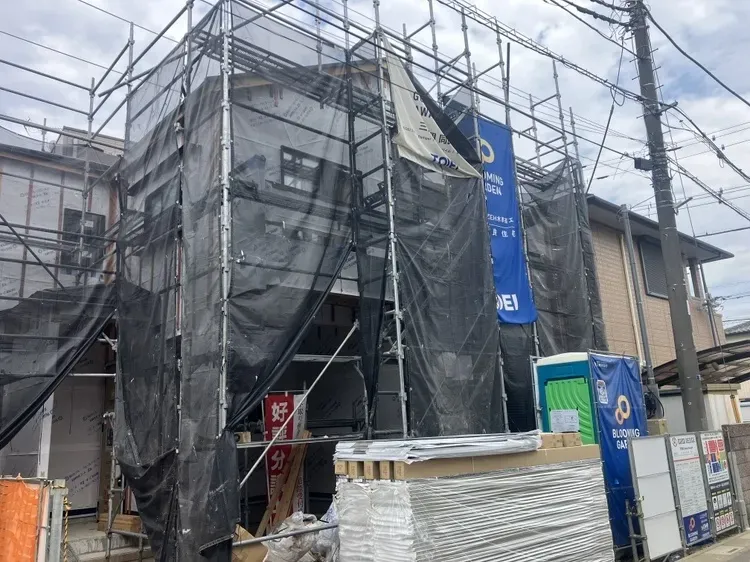 現在工事が進行中の新築物件です!これから形になっていく住まいにワクワクしますね☆
