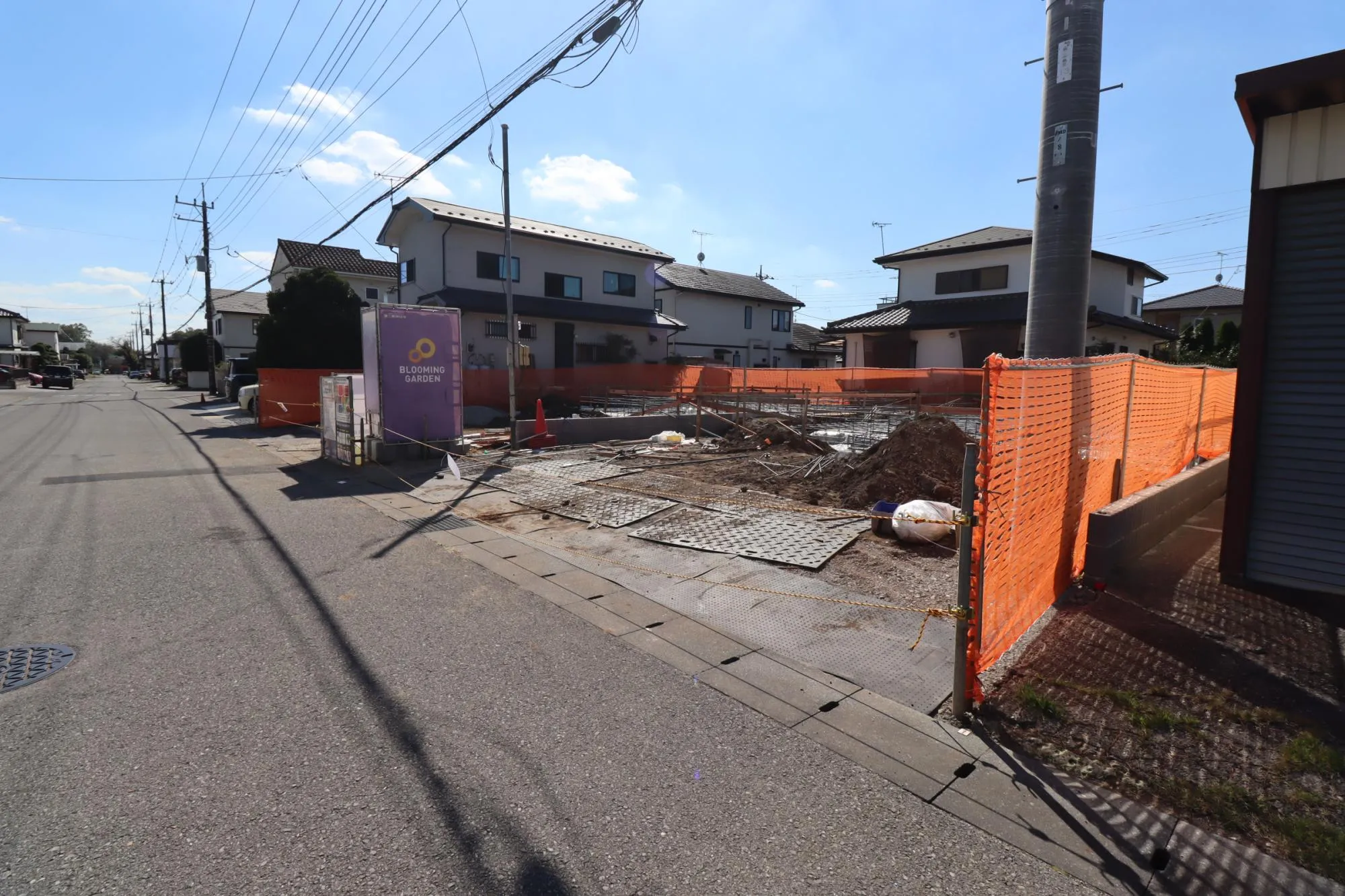 前面道路含む現地(基礎工事中)