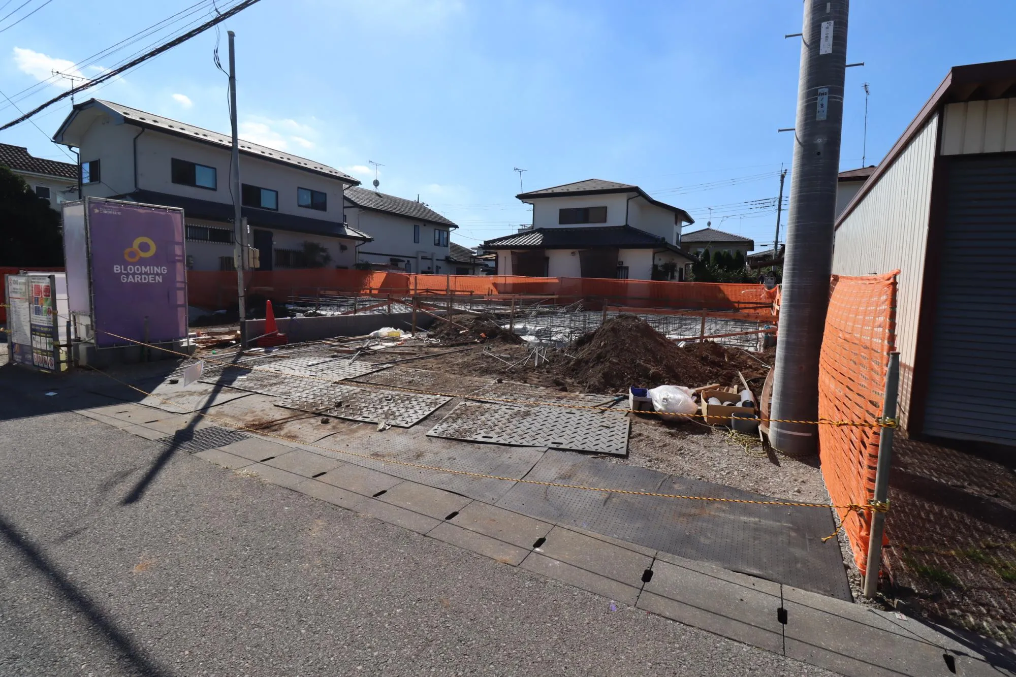 前面道路含む現地(基礎工事中)