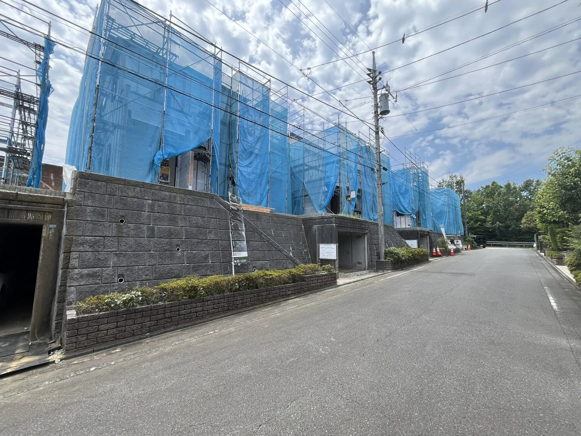 前面道路は交通量が少ない落ち着いた生活道路。車の出し入れもスムーズに行えるゆとりあるスペースを確保しています。
静かな環境で、快適な暮らしを実現できる立地です。
