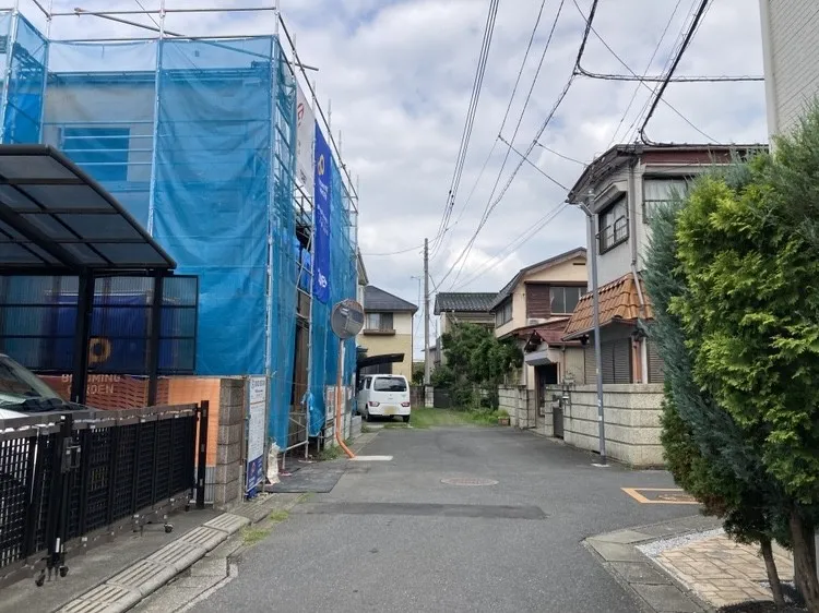 前面道路はゆとりがあり、車の運転や駐車もしやすい環境です!