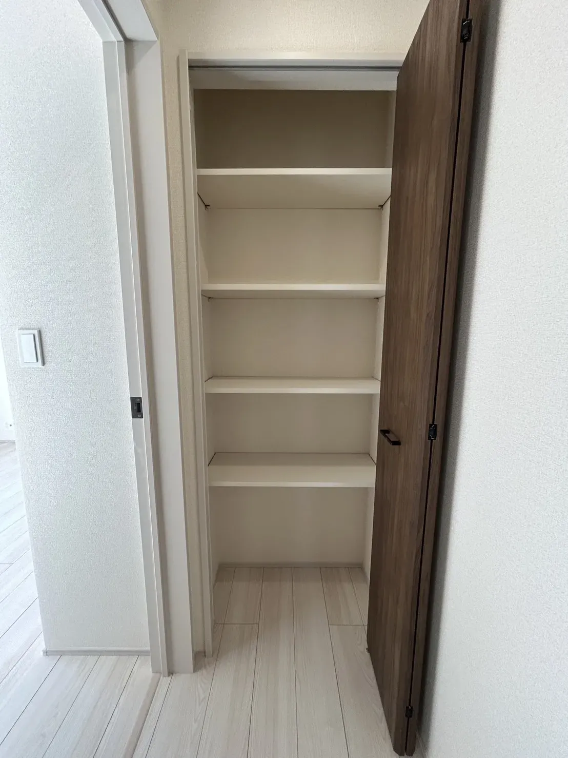 【収納】2階廊下に扉付きの便利な収納があります!