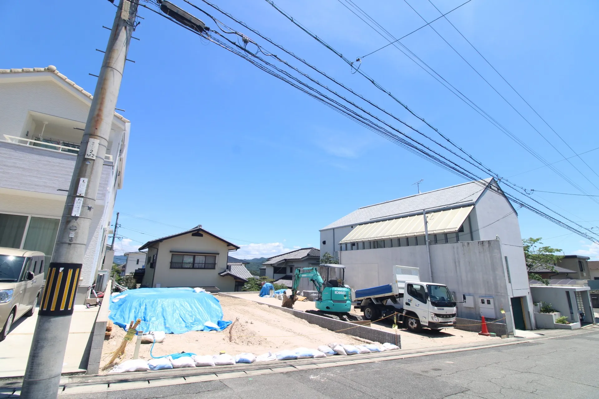 前面道路から見た外観