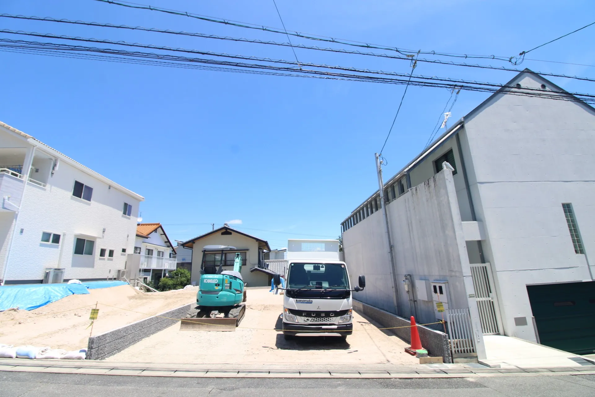 前面道路から見た外観