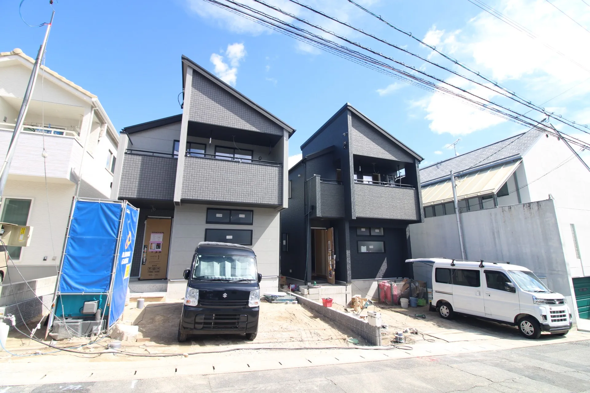 前面道路から見た外観