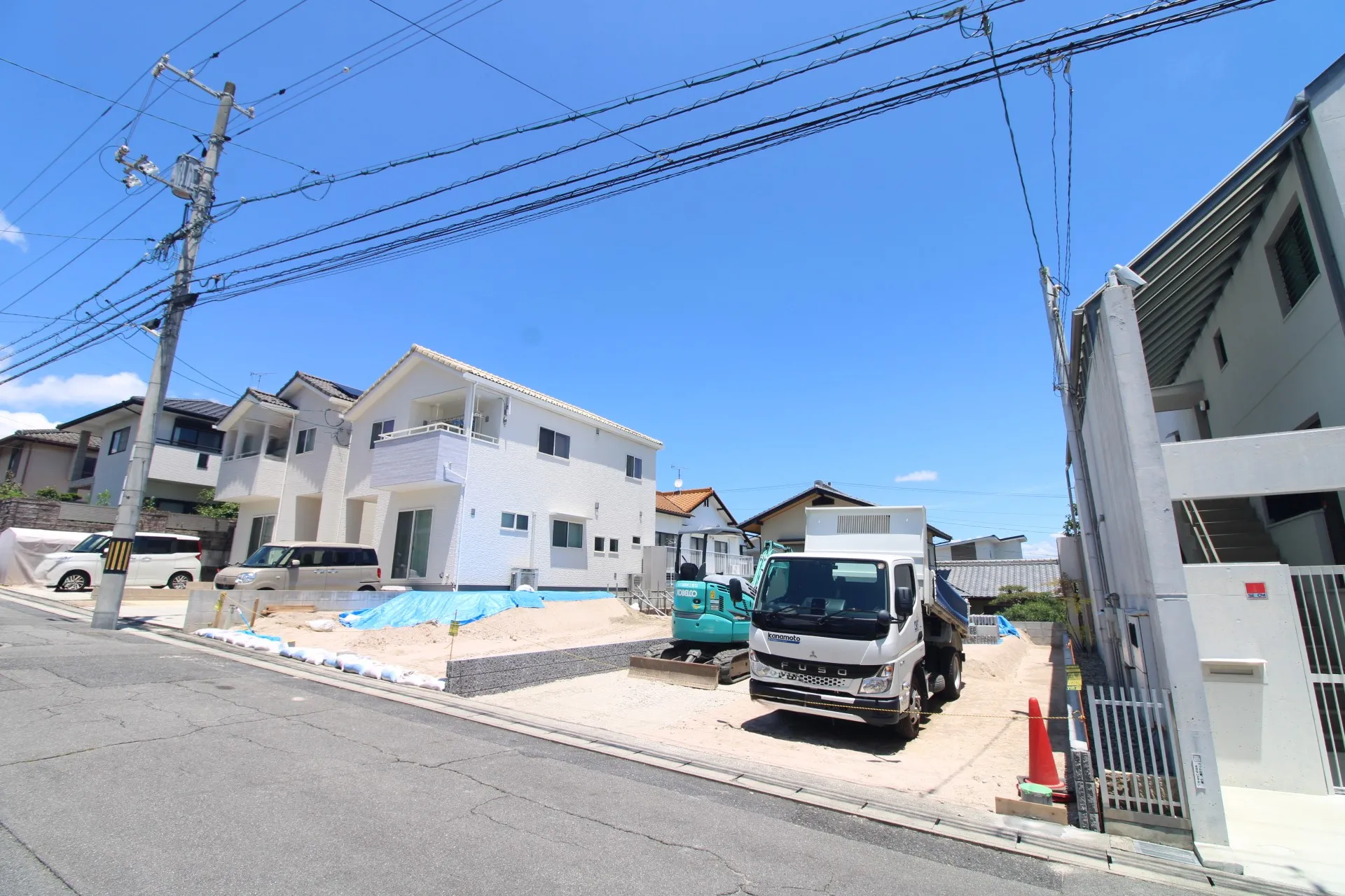 前面道路から見た外観