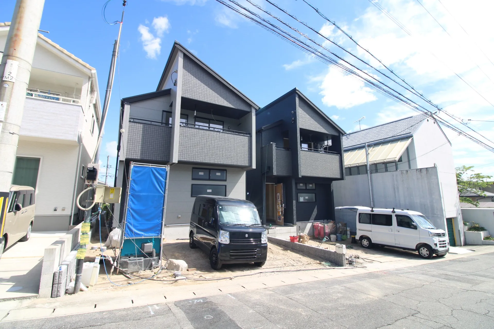 前面道路から見た外観