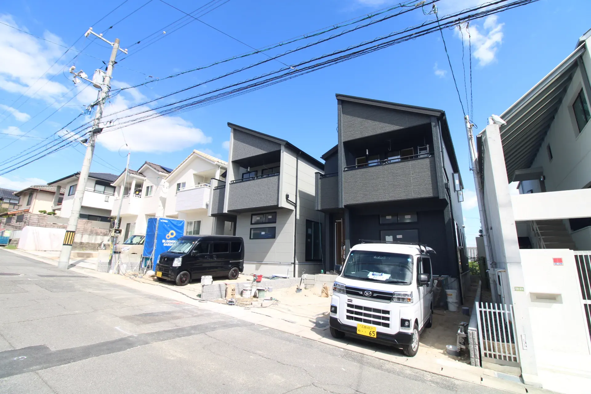 前面道路から見た外観
