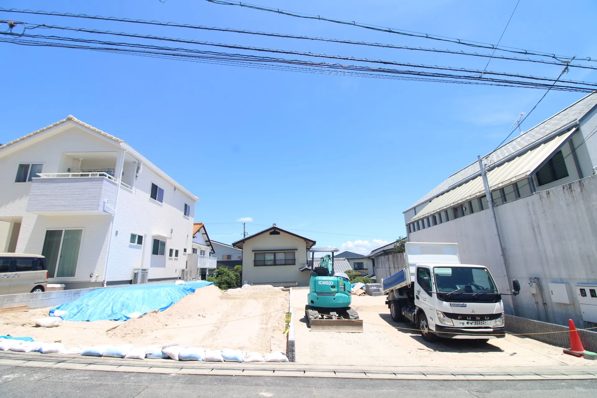 前面道路から見た外観