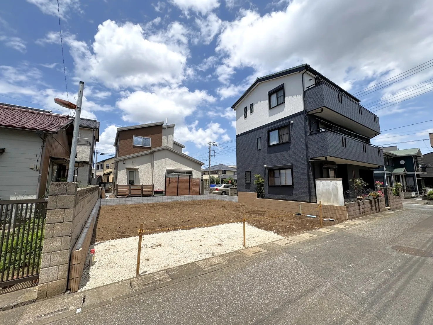 【外観写真】「北上尾」駅徒歩5分の駅近立地。東南道路に面した陽当たり良好な住まいで、利便性と快適性を兼ね備えた住環境です。