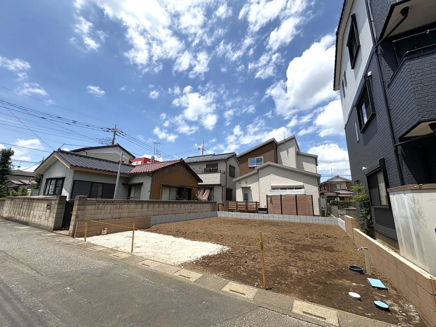 【外観写真】全居室収納付きに加え、大型玄関収納や可動棚付き収納を採用。住まい全体をすっきり保てる設計です。