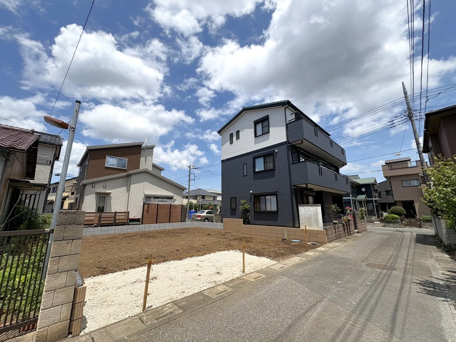 【外観写真】ペニンシュラキッチンやオープンサニタリー「irodori」、グラビオエッジなどを採用。上質感のある設備仕様と、使いやすさにも配慮した住まいです。 [16076001大宮...目1棟A_05_仲介 | PDF]