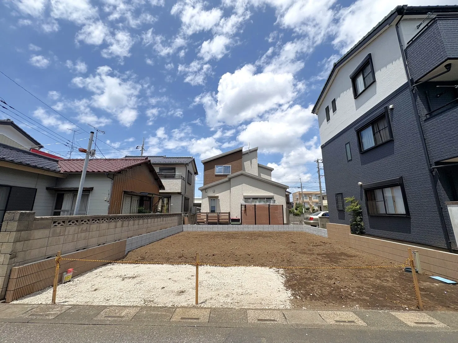 【外観写真】スーパーやドラッグストア、コンビニが徒歩圏内に揃う便利な立地。毎日のお買い物もスムーズに行えます。