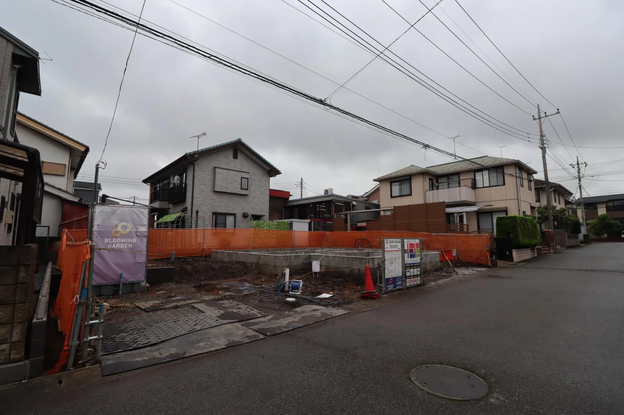 1号棟　前面道路含む現地写真(基礎工事中)