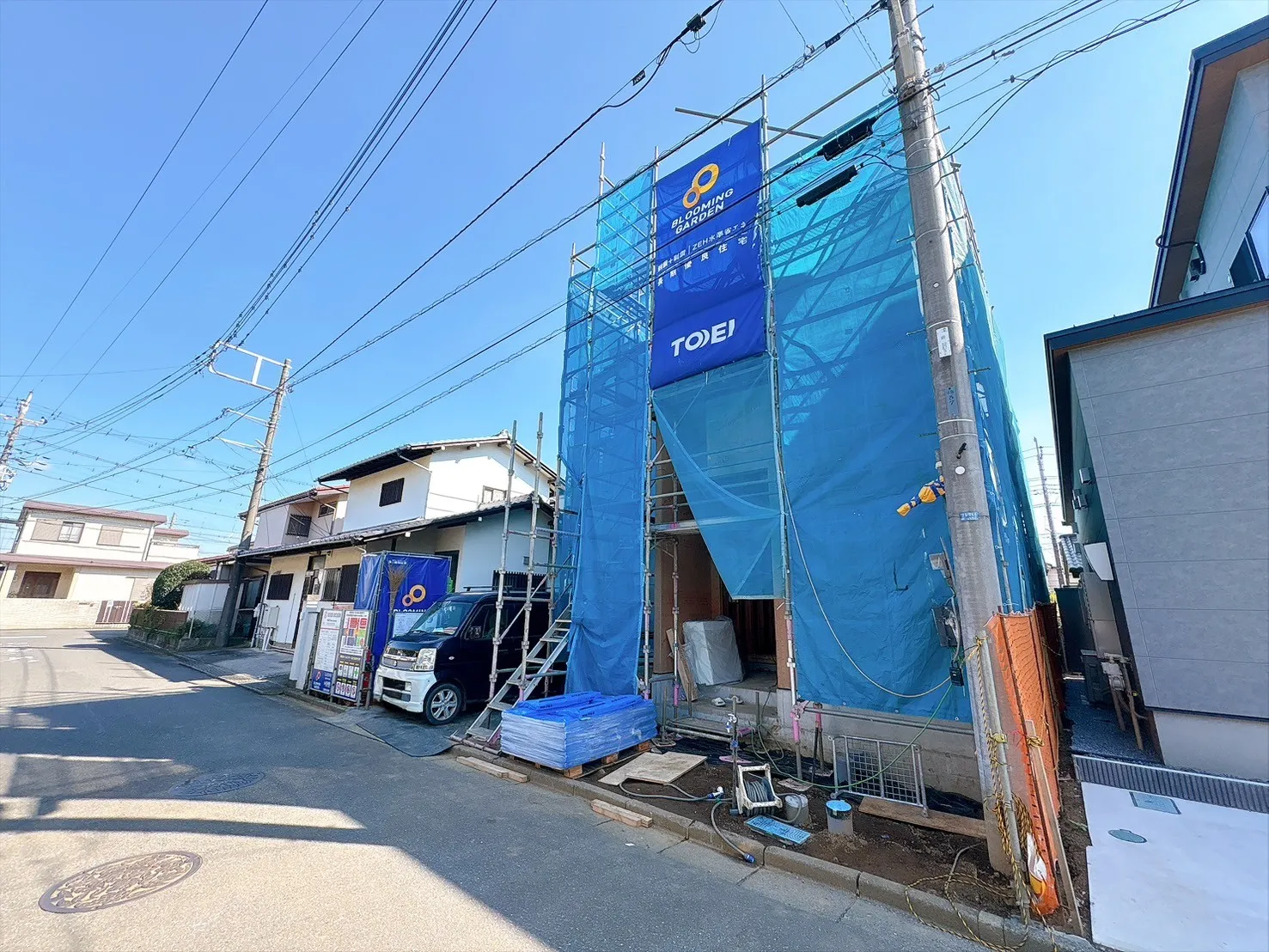 【外観写真】対面式キッチンや食器洗浄乾燥機、室内物干しなど、毎日の家事をサポートする設備が充実しています。