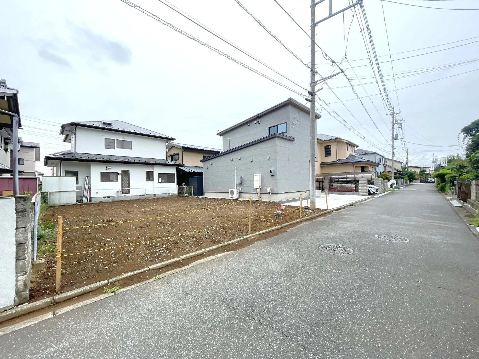 【外観写真】敷地面積44坪超、カースペース並列2台を確保したゆとりある住まい。ご家族の快適なカーライフを支えます。