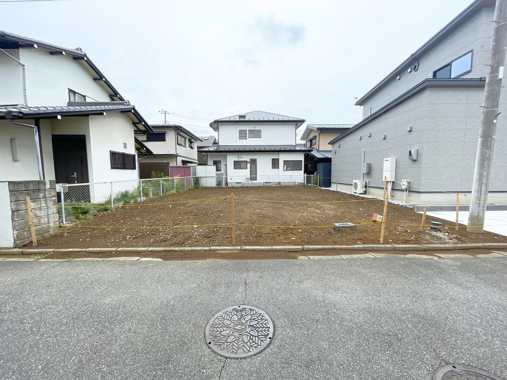 【外観写真】スーパーやドラッグストア、公園が徒歩圏内に揃う便利な住環境。毎日のお買い物から休日の散歩まで、暮らしやすさを実感できるロケーションです。