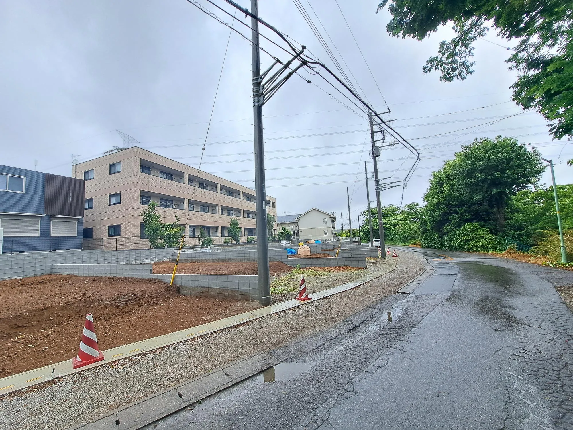 前面道路はゆとりがあり、車の運転や駐車もしやすい環境です!	
