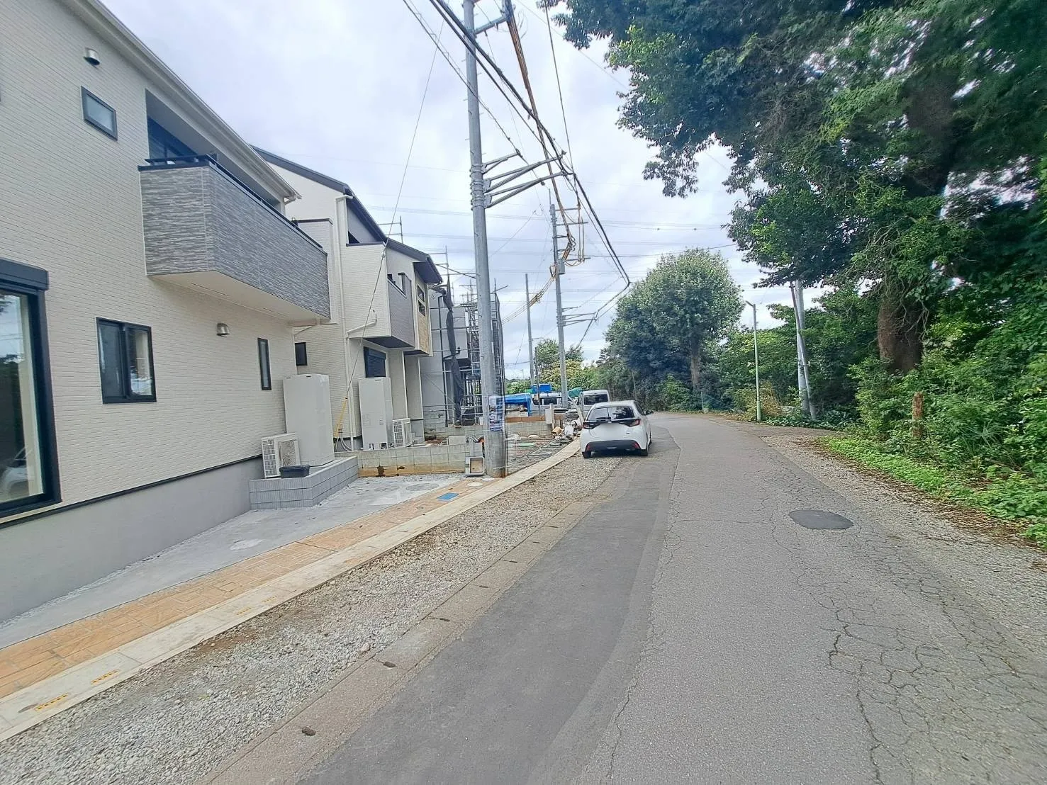 【街並み】前面道路が広く、お車の出入りも快適!
