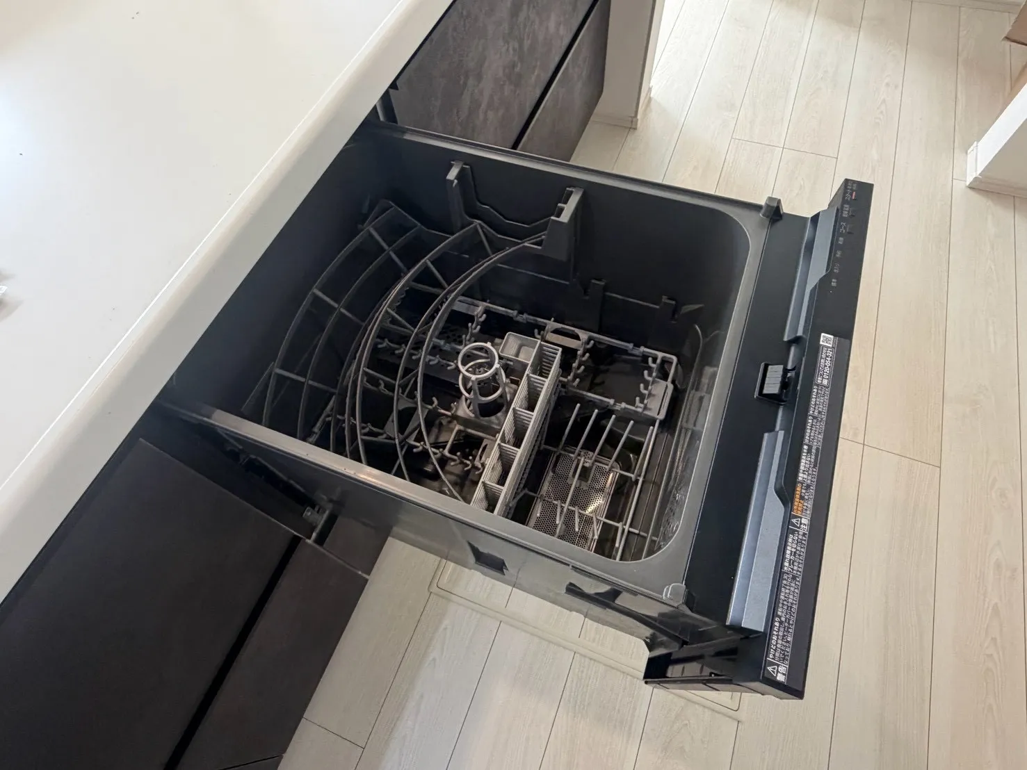 【キッチン:1号棟】毎日の食器洗いの手間を省く食器洗い乾燥機を標準装備。忙しい共働きのご家庭の家事時間を大きく短縮でき、食後はご家族でゆっくりとくつろぐためのゆとりある時間を生み出してくれる便利な設備。