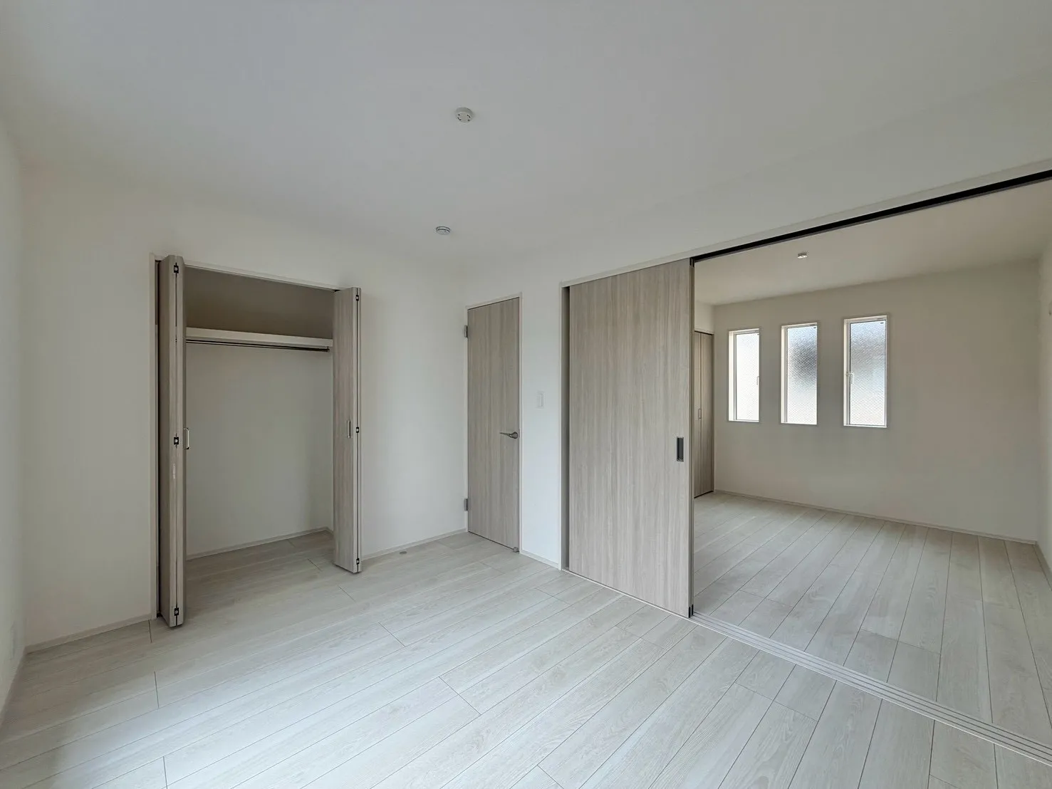 【洋室:4号棟】開けば広く、閉じれば個室として使えるフレキシブル空間。