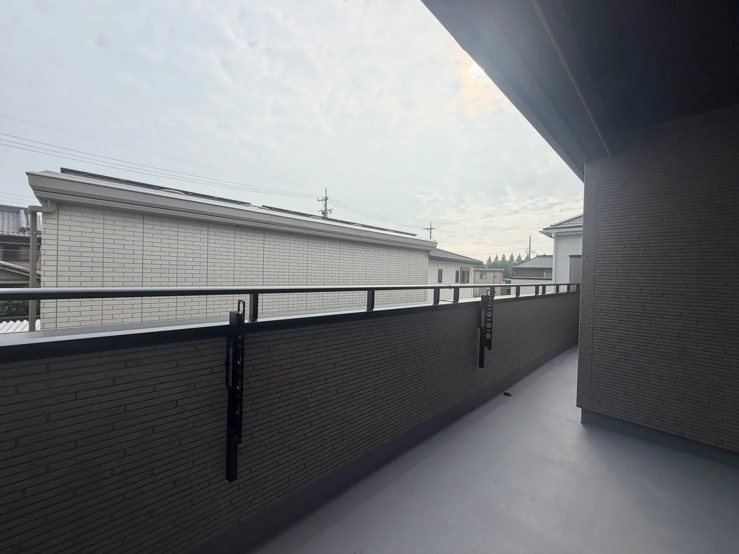 【バルコニー:4号棟】奥行をしっかり確保したバルコニーは洗濯物や布団を干してもゆとりがある快適な空間。