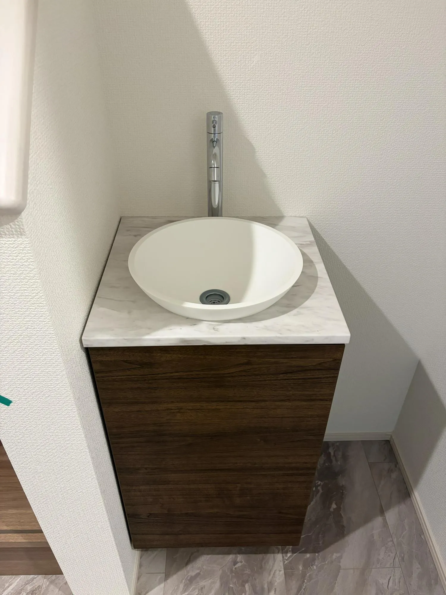 【手洗い器:5号棟】玄関近くにはすぐに手を洗えるように手洗い器を採用。