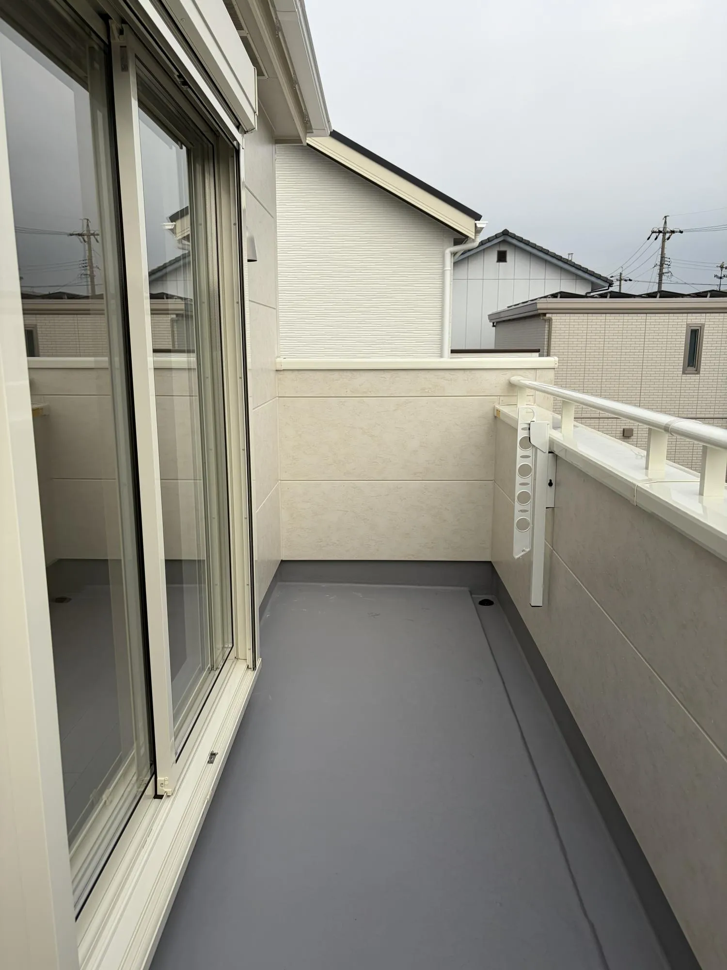 【バルコニー:6号棟】陽光が差し込むワイドバルコニーは居室から出入り可能。洗濯物を干すスペースとしても活躍。