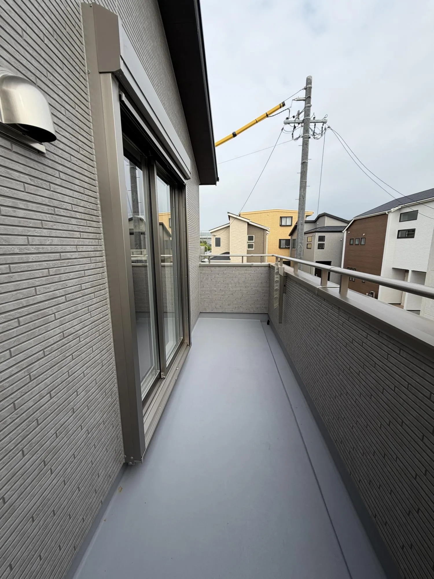 【バルコニー:7号棟】陽光が差し込むワイドバルコニーは居室から出入り可能。洗濯物を干すスペースとしても活躍。