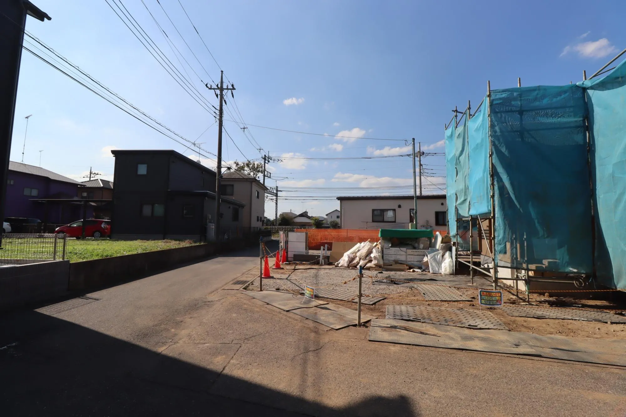 前面道路含む現地写真(建築工事中)