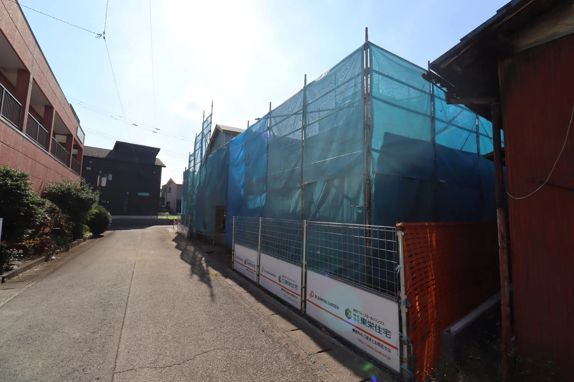 前面道路含む現地写真(建築工事中)