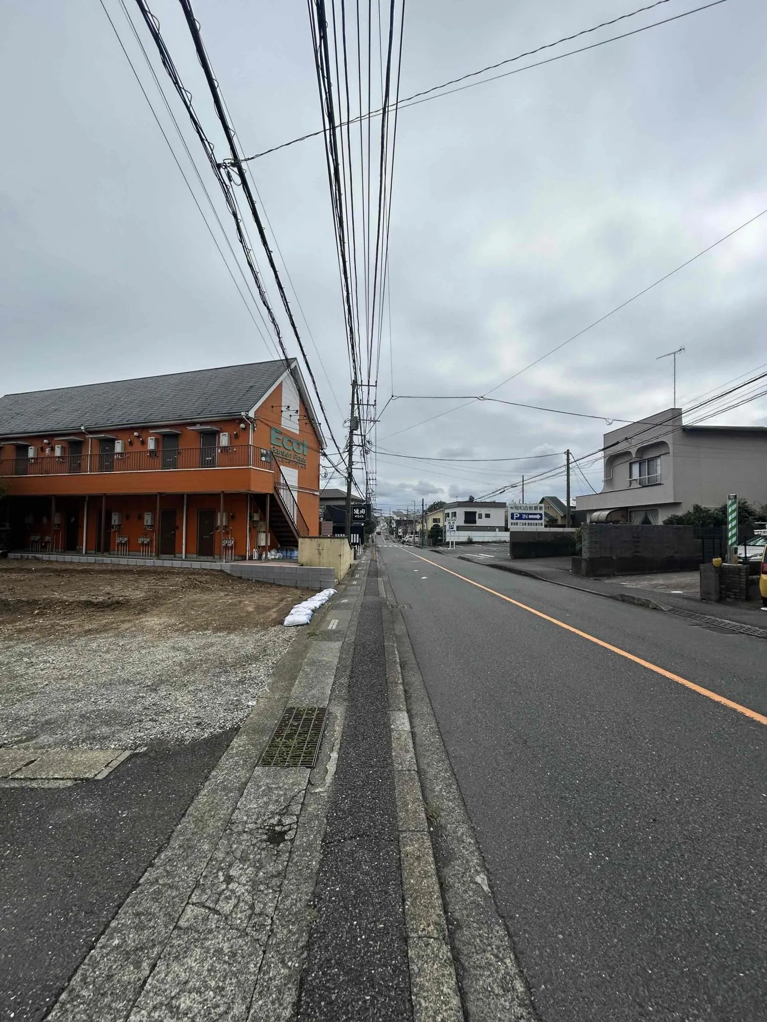 前面道路は約9.9mの広い道路です。
駐車の苦手な方でも安心して駐車可能です。