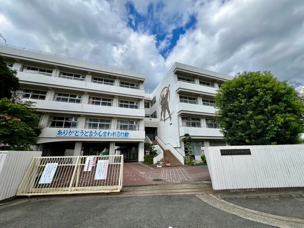 秦野市立鶴巻中学校