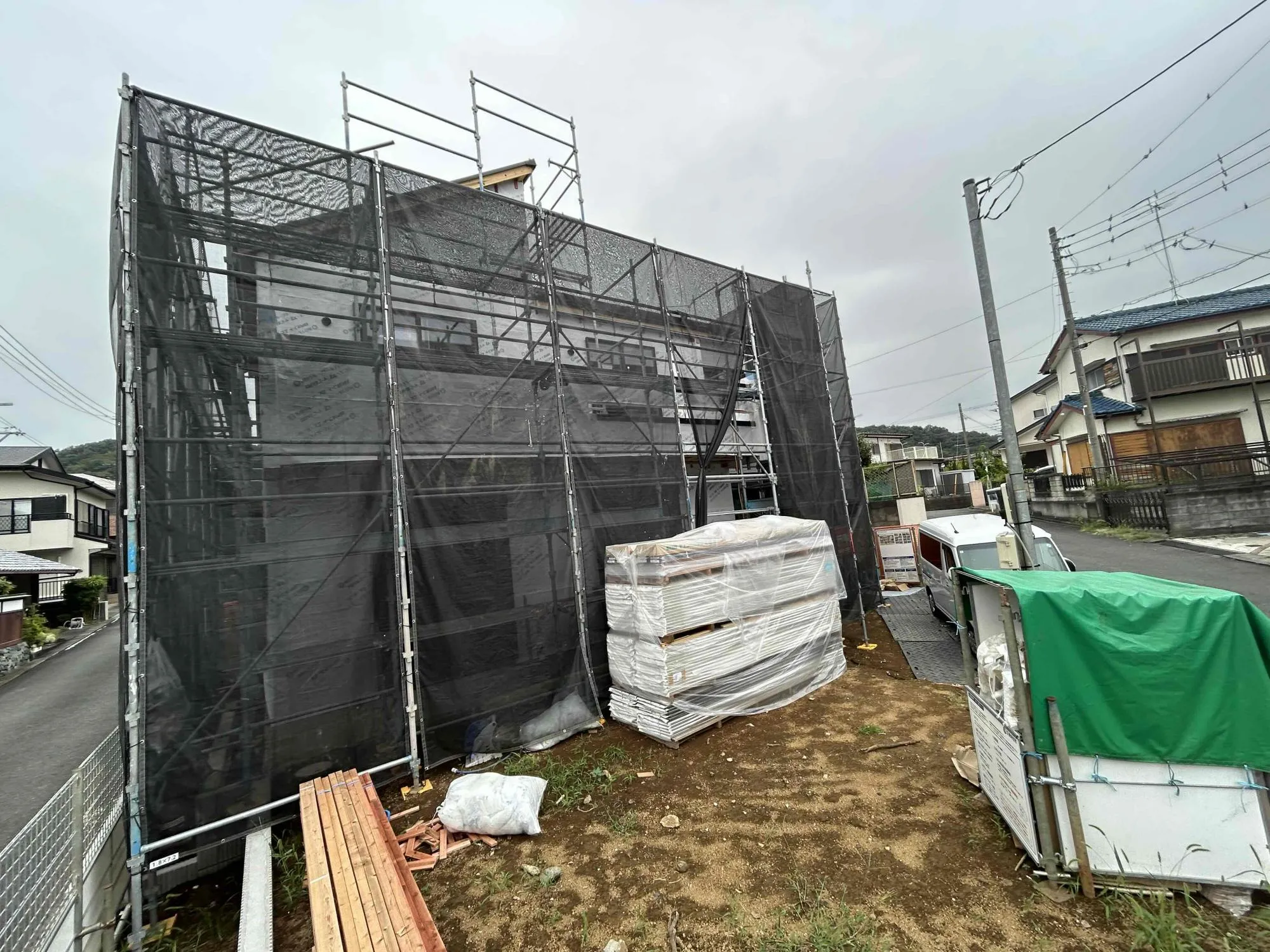現地外観写真(2026年8月撮影)
完成予定は10月頃完成予定となっております!
完成物件のご案内も可能ですのでお気軽にご相談ください。