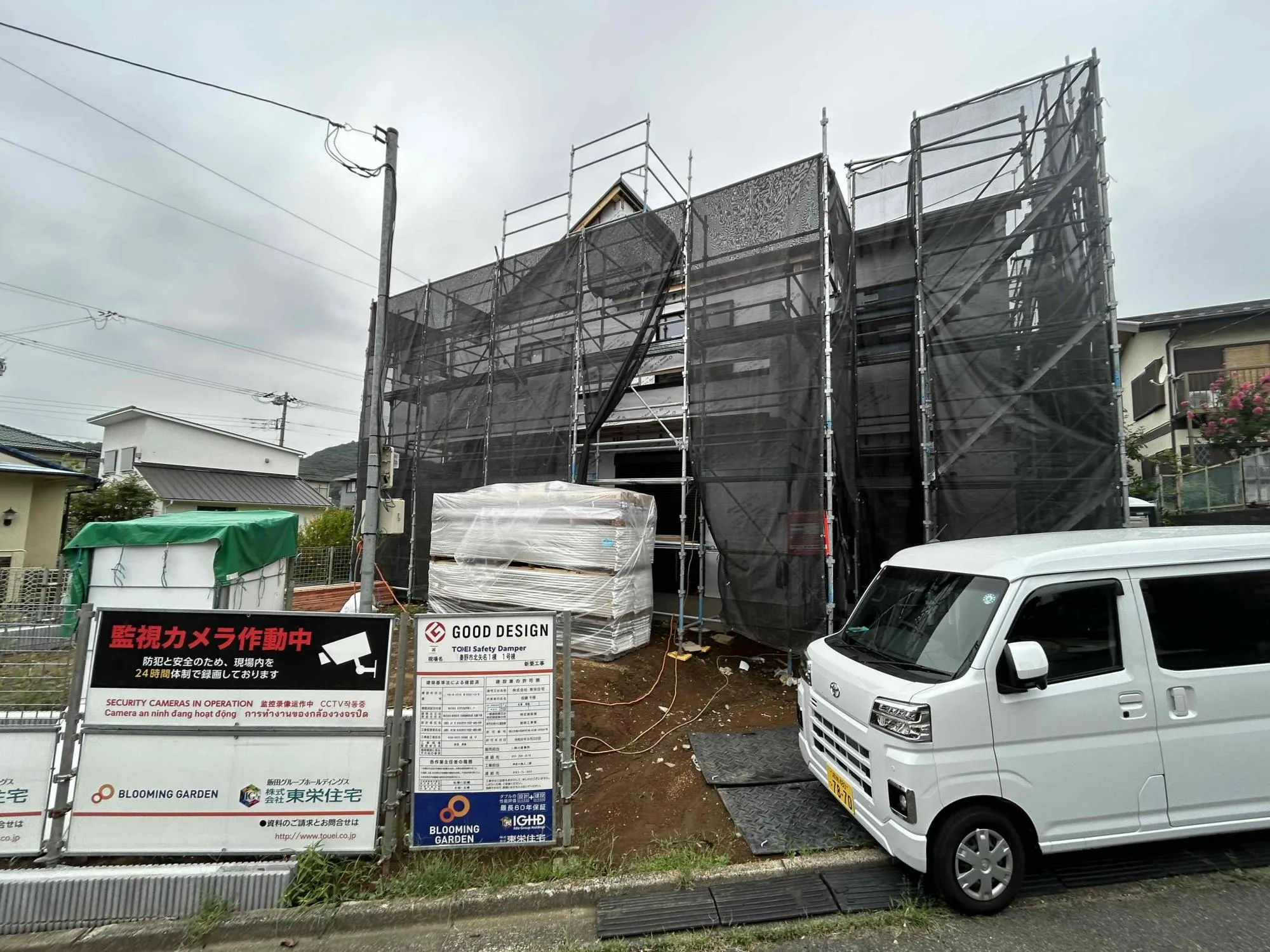 現地外観写真(2026年8月撮影)
カースペースは3台駐車可能!(車種によります)
200㎡越えの広々敷地となっております♪
南庭付きの広い物件です