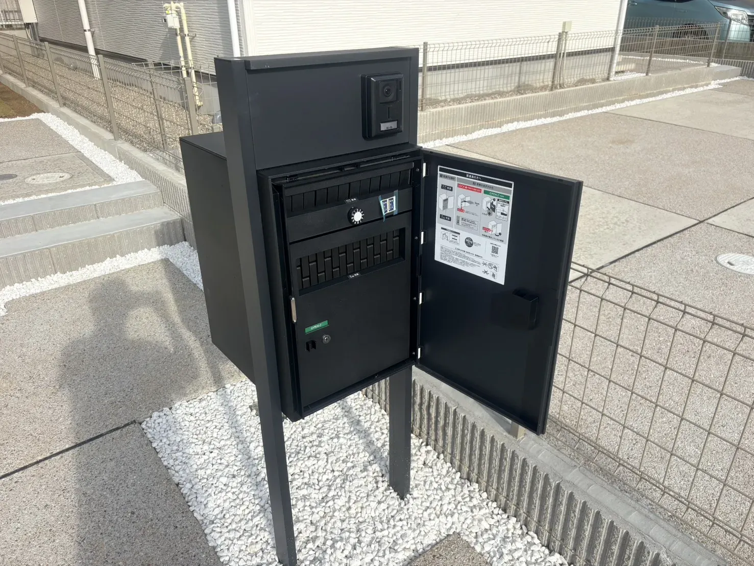 【宅配ボックス ①号棟】外出時でも荷物が受け取れる奥行ある宅配ボックス