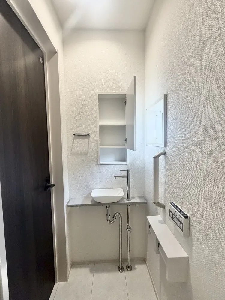 【セカンドサニタリー:2号棟】1階トイレにはセカンドサニタリーを設置。ミニマム空間にも収まるサイズ感ながらラグジュアリーを感じるデザイン。
