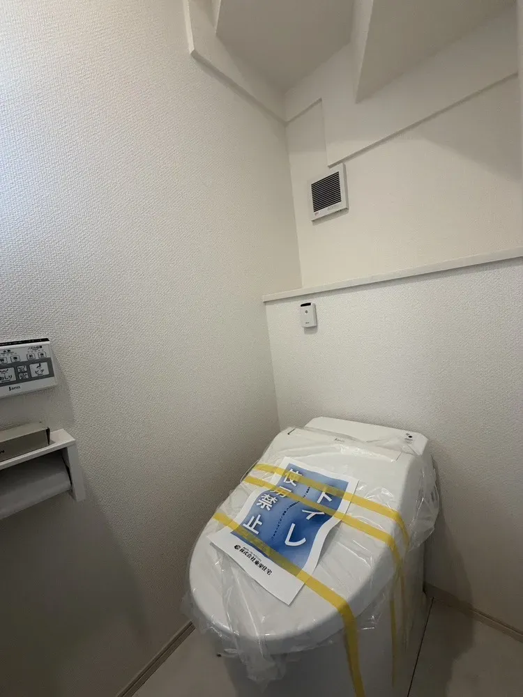 【トイレ:2号棟】カウンター付きのトイレには、トイレの蓋のオート開閉機能や多様な清掃機能も完備。